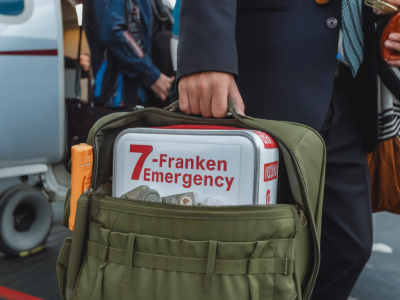 Wie du mit einer 7‑Franken-notfallbox im handgepäck jede reisepanne souverän löst